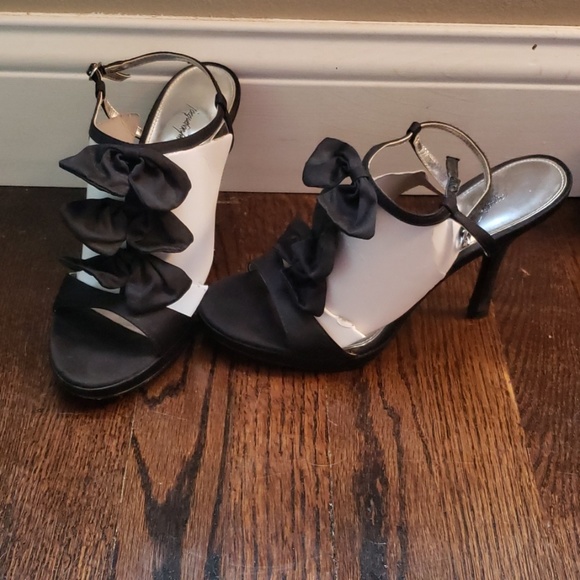Black heels - Picture 1 of 3